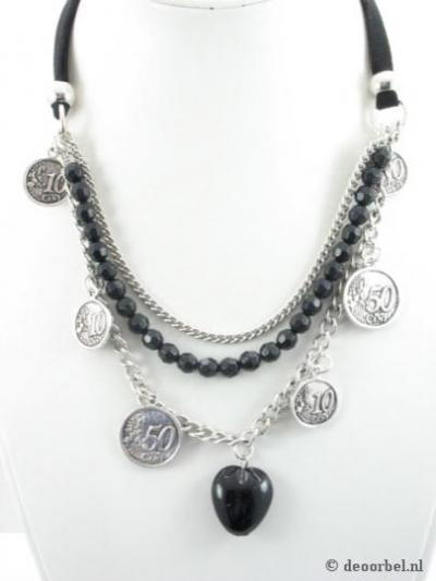 Zwarte koordhalsketting met bedels en armband